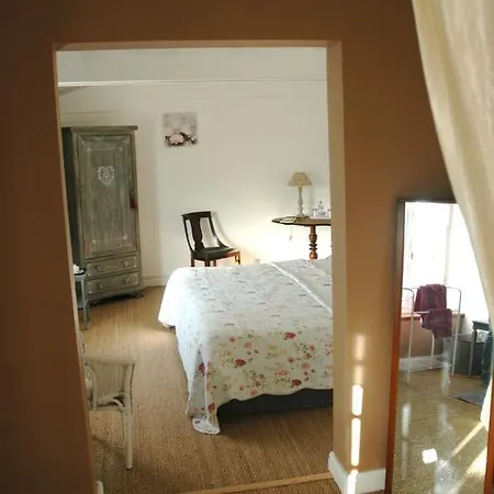 לינה וארוחת בוקר Domaine De La Queyssie 3*