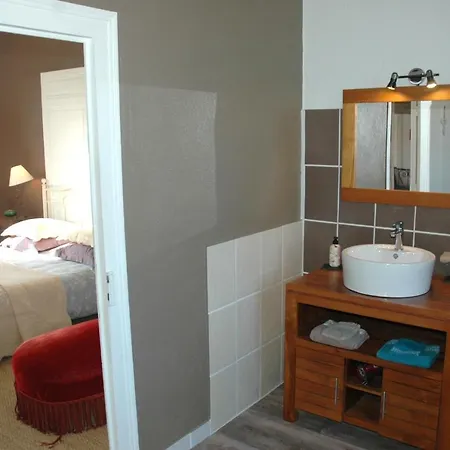 Domaine De La Queyssie Bed and breakfast 2*