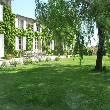 Domaine De La Queyssie Bed & Breakfast 3*