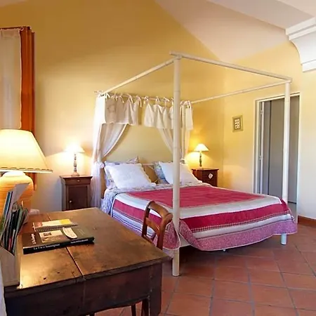 לינה וארוחת בוקר Domaine De La Queyssie 3*